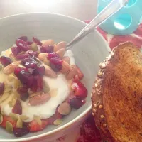 2% Fage with honey, berries, and seeds with toasted Ezekiel bread and olive oil|Katie Meiringさん