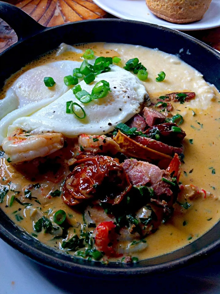 Snapdishの料理写真:Sausage & crawfish Etouffee and cheesy grits|Juliee ~ ジュリーさん