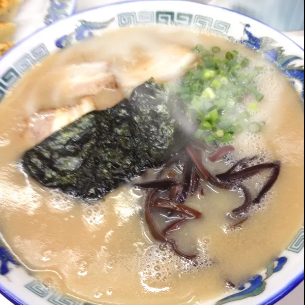 久留米ラーメン🍜
脂っこいというより、豚骨味が濃厚すぎでちょっと苦手でした笑|けこさん