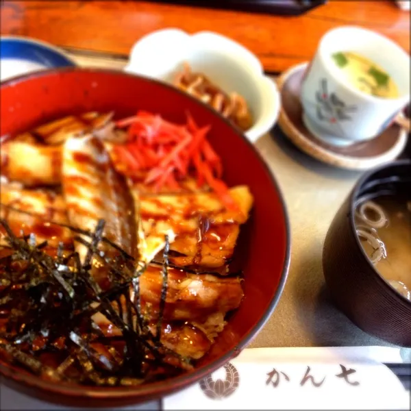 はめりけ丼(*^^*)穴子の別名で、名物らしい🎵結構サインあったよー|けこさん