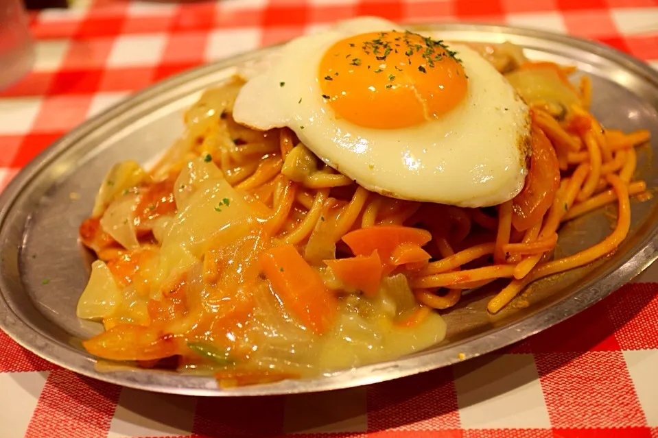 目玉焼きナポリタン小にシチューぶっかけ|マハロ菊池さん