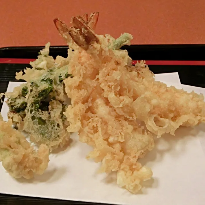 春を感じる、山菜と海老の天ぷら（山菜白魚天ぷら定食）☆つな八 上大岡店|sanfanさん