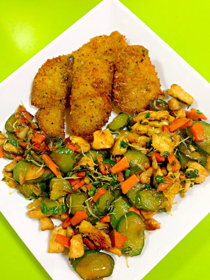 💋 Fried Breaded Fish in Garlic,Nori & Olive Oli💋w/  Chicken, Cucumber, Carrots & Kaiware Leaves Sauté in Olive Oil💋|Earth Angelさん