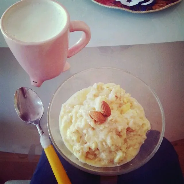 Snapdishの料理写真:eggy oatmeal w/ almond topping and warm milk w/ 1 tbsp of honey
350 kcals|childlikeさん