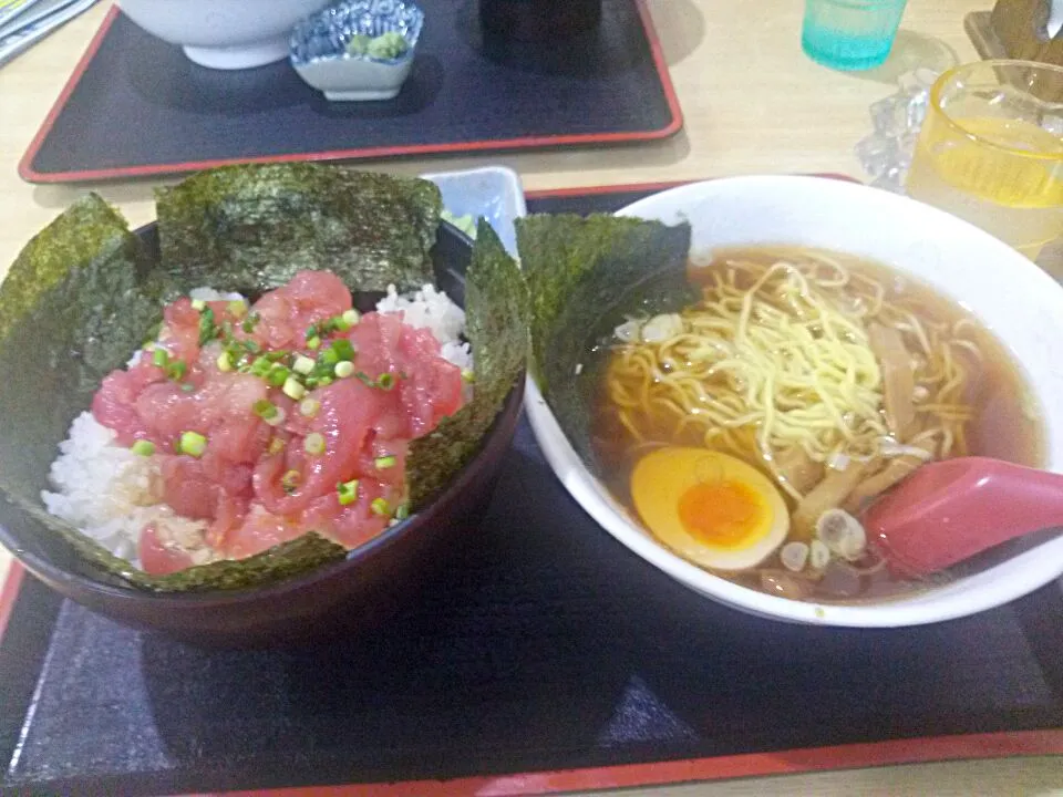 鮪の中おち丼と醤油ラーメンセット|Kishimoto Yoshimitsuさん