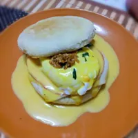 Afternoon snack for my love: Eggs benedict smothered with yummy hollandaise sauce garnished with fried garlic. #first attempt|Eunice Pacsiさん