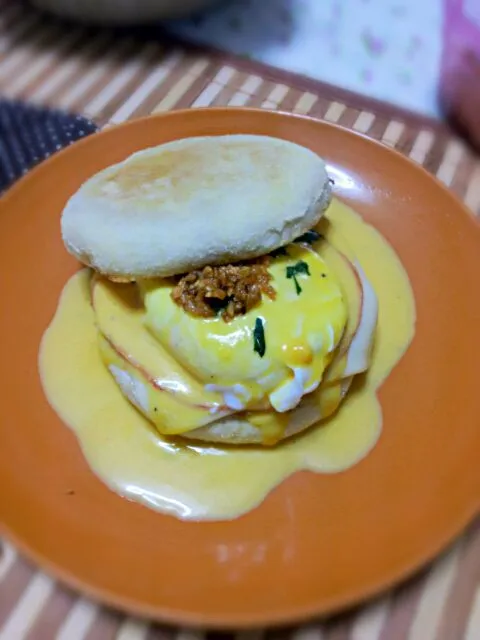 Afternoon snack for my love: Eggs benedict smothered with yummy hollandaise sauce garnished with fried garlic. #first attempt|Eunice Pacsiさん