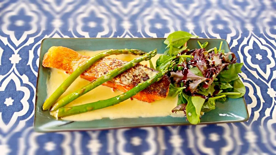 Pan Seared Tasmanian Salmon, Asparagus and Green Leaves. Garlic Cream Sauce.|Myriam Stajkowskiさん