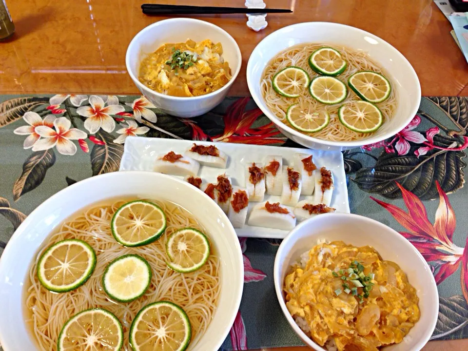 すだちそうめんとミニたまご丼、唐辛子味噌とかまぼこを添えて|ヨーコさん