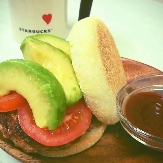 昨日作った豆腐ハンバーグで( ((*ﾟ▽ﾟ)))）
今日のLUNCHはアボカドマフィンにしました♪|eriiiiin05さん