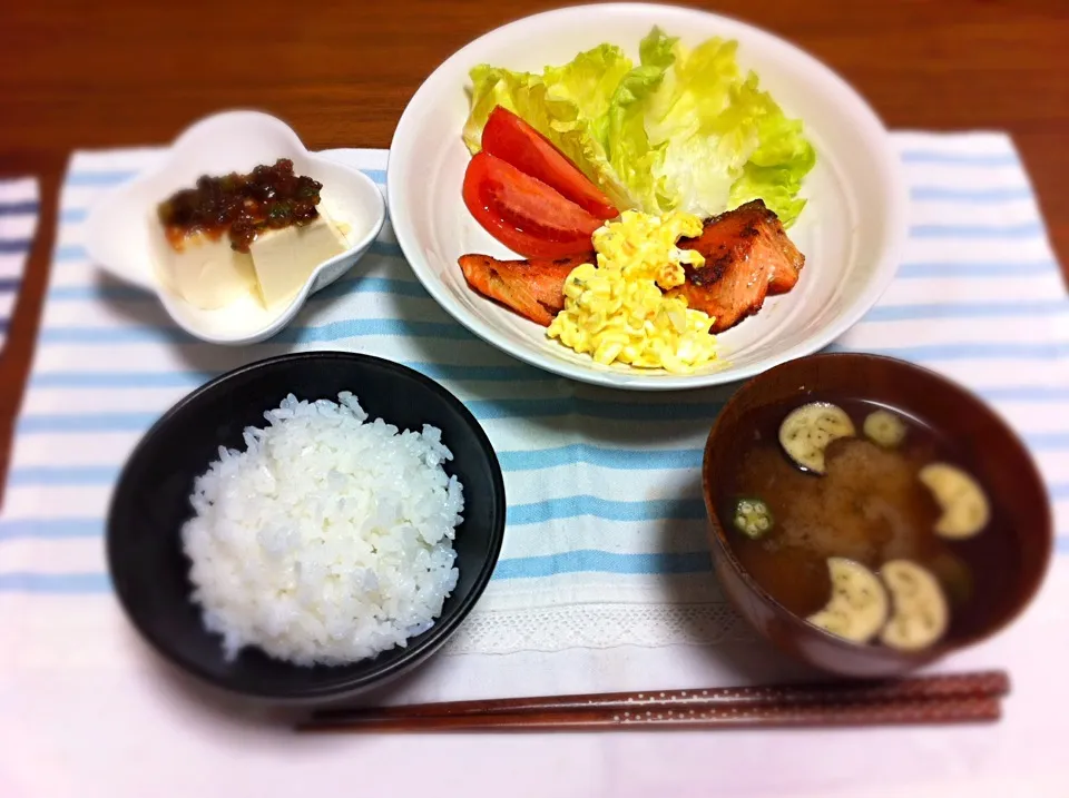 鮭のムニエルタルタルソースがけ、ネギ味噌のっけ豆腐、なすとおくらの味噌汁|カナエさん