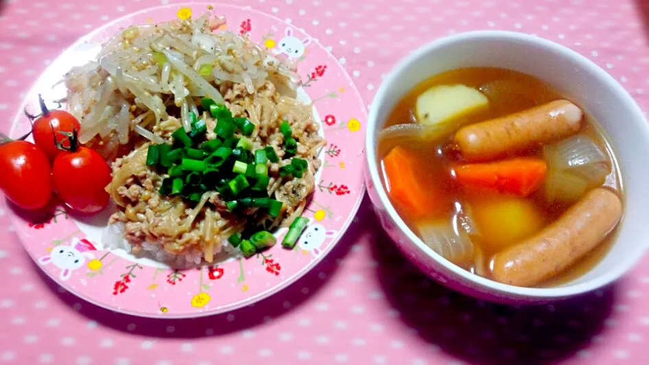 Snapdishの料理写真:エノキと豚ひきのバター醤油丼とポトフ(〃'▽'〃)|ぎるママさん