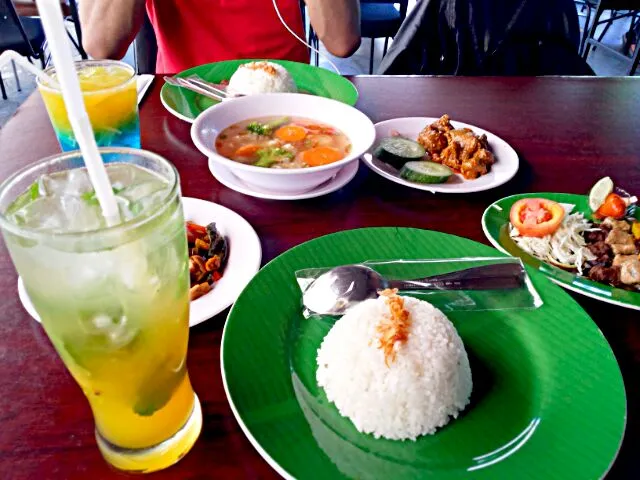 Sate Jamur, Soup Jamur, Jamur Rendang, Oseng-oseng jamur cabe hijau, nasi putih|Kjohärtantå McMaéさん