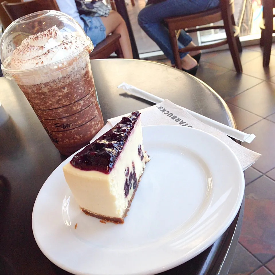 Blueberry Cheesecake & Dark Mocha Frappuccino!|iamfem05さん