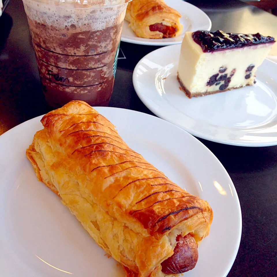 Snapdishの料理写真:Sausage Roll, Blueberry Cheesecake & Dark Mocha Frappuccino!|iamfem05さん