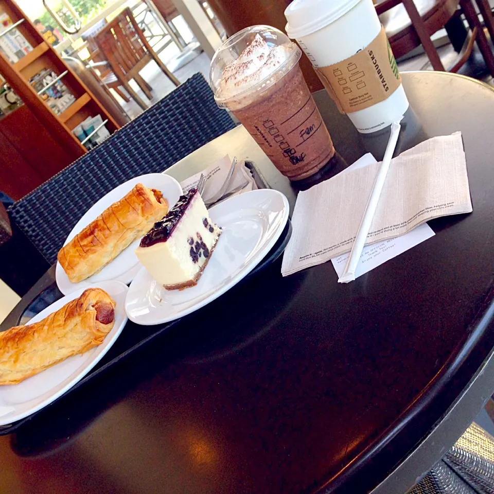 Sausage Roll, Blueberry Cheesecake, Dark Mocha Frappuccino & Americano!|iamfem05さん