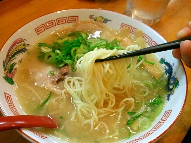 恵比須のラーメン♪とろみのあるあっさりスープが麺に絡んで美味し～(*^^*)|深夜特急fさん