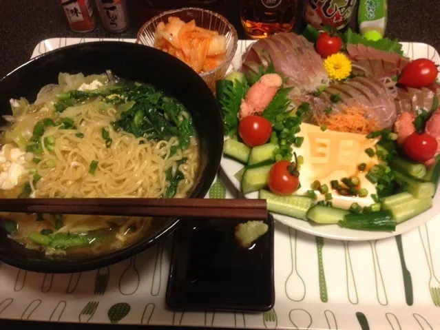 マルちゃん正麺味噌味、ハマチのお刺身、男奴、胡瓜、ミニトマト、キムチ！✩⃛꒰⁎⁍̴◡⁍̴⁎ ॢ꒱✨|サソリさん