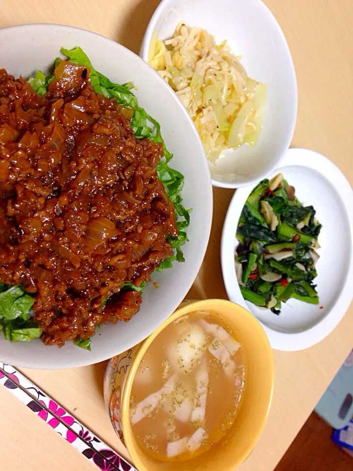 合挽き肉のデミグラス丼•小松菜としいたけのにんにく炒め•キャベツとえのきのサラダ•かぶとベーコンのスープ|あちさん