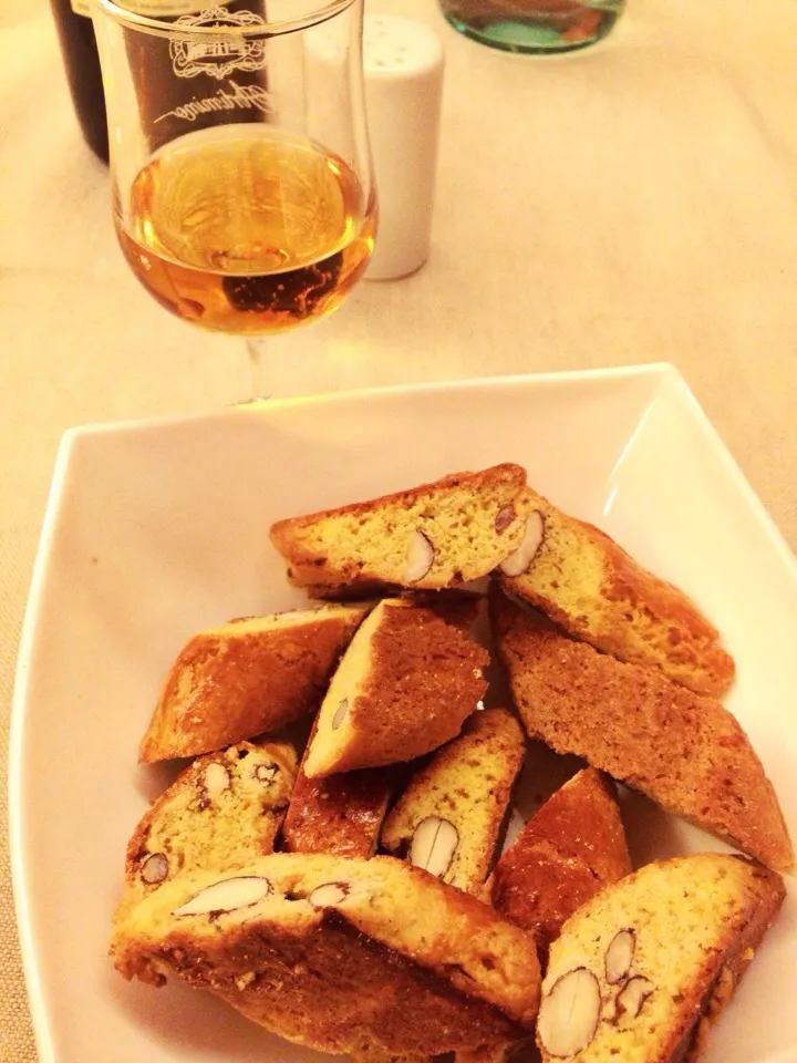 Super good taste!! 😋😋👍The name of the cookie is Cantucci,it's an Italian dessert,dip Cuntacci into Vinsanto（the wine in yellow）,that is super yummy!!👍👍😋❤️|muamuaaliceさん