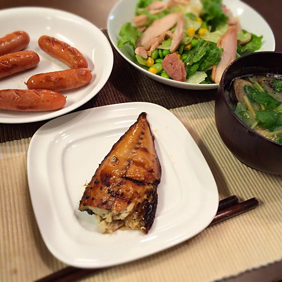 鯖塩焼き 味噌汁 ウインナー チキンサラダ|さるさん