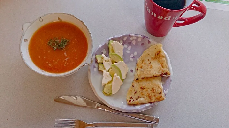 野菜スープにチーズ入りブリトーとアボカドのクリームチーズのせ♡|さやかさん