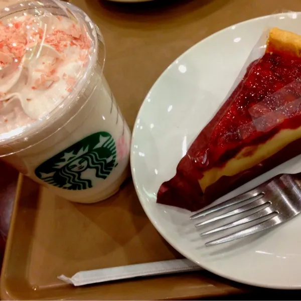 さくらチョコフラペチーノ＆チェリーパイ✾
フラペチーノの甘さとパイの酸味が
マッチして美味しかった( ›◡ु‹ )|おしおしさん