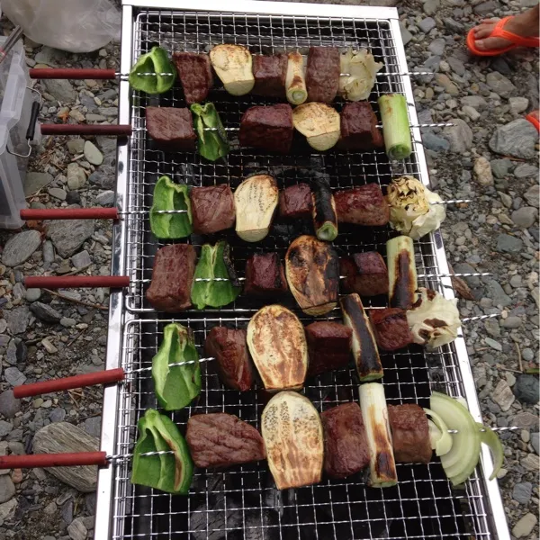 川辺でBBQ‼
BBQっぽい串でテンション
上がったぁ٩꒰๑ ´∇`๑꒱۶
顎関節症になりそうになったけどw|おしおしさん