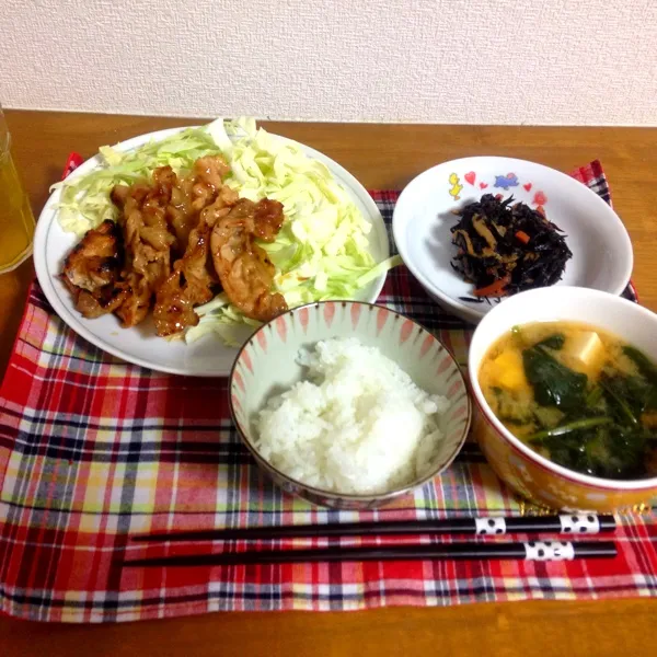 晩御飯作りました(´◡`๑) 
豚の生姜焼きandほうれん草と豆腐のお味噌汁andひじき♪( ´▽｀)|おしおしさん