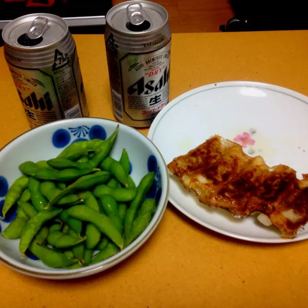 Snapdishの料理写真:晩御飯の残りの餃子＆チンの枝豆で
乾杯っ♪(*^^)o∀*∀o(^^*)♪|おしおしさん