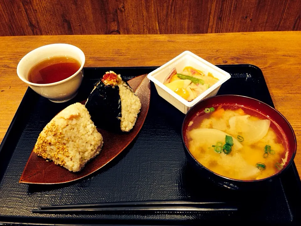 Omusubi, miso soup and pickles|Mac Makoto Kunoさん