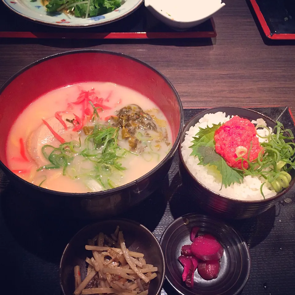 Snapdishの料理写真:博多料理屋さんの豚骨ラーメンAND明太ご飯セット♡|ほたて塩ぼんじりさん