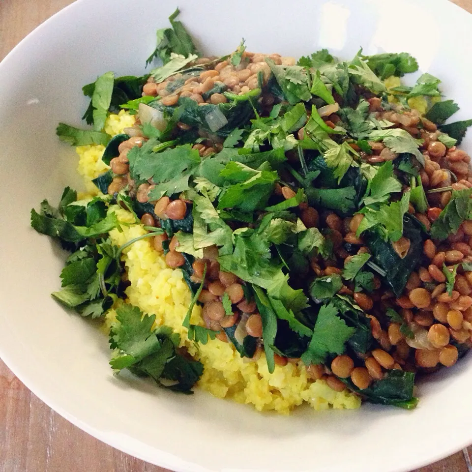 Coconut cauliflower "rice" with green curry lentils and spinach topped with chopped cilantro|Rianneさん