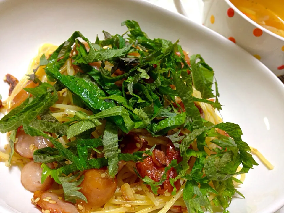 Snapdishの料理写真:大葉とウィンナーのペペロンチーノ🍝|こいちさん