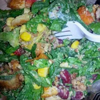 chopped spinach salad with corn, beans, peppers, peas, quinoa, bacon bits, avocado, crispy chicken, croutons and ranch dressing|tanja_vuさん