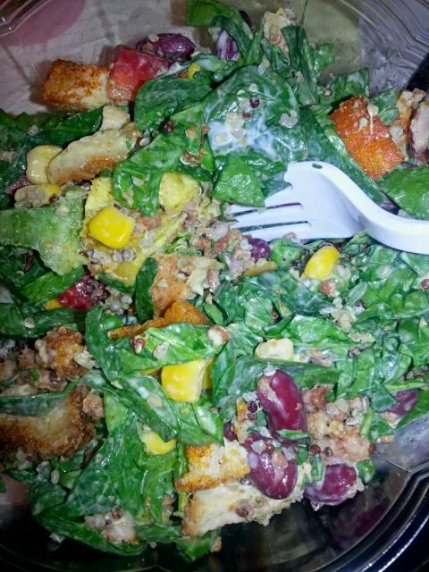 chopped spinach salad with corn, beans, peppers, peas, quinoa, bacon bits, avocado, crispy chicken, croutons and ranch dressing|tanja_vuさん