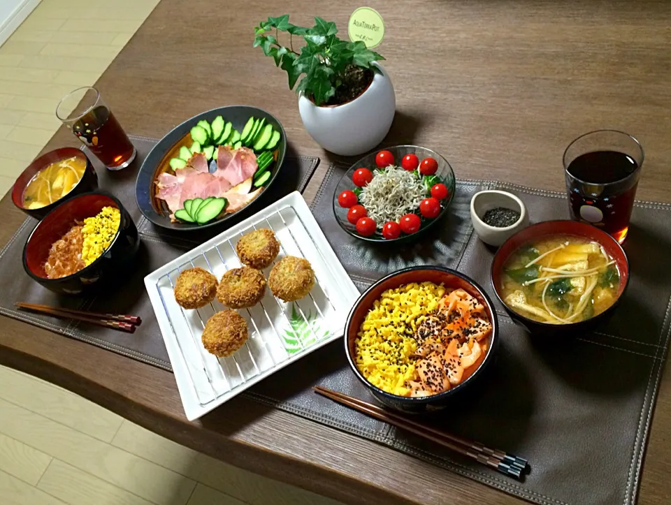 鮭と玉子のそぼろ丼、和風かぼちゃコロッケ、おかかと玉子のそぼろ丼、焼豚、ブロッコリーとじゃこのサラダ、あげとえのき茸のお味噌汁|pentarouさん