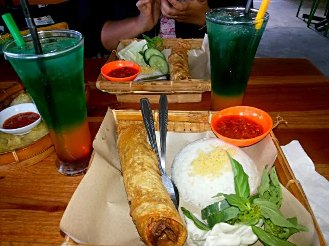 Snapdishの料理写真:Lumpia Seafood, Mendoan, Sambel trasi, Nasi putih, Rainbow Squash|Kjohärtantå McMaéさん