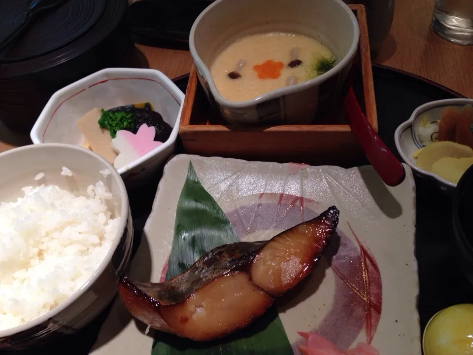 鈴並の若いもとろろ付き定食♡|はるかさん