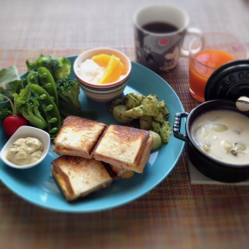 ホットサンドとスープの朝ごはん|ぺんぎんさん