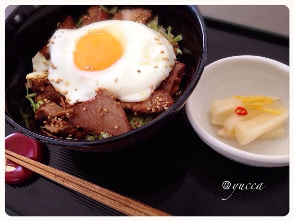 リリたんこぶさんの料理 炊飯器で作ったじゅわトロチャーシューどーん💥（丼）もとぱんさんのゆず大根添え|yucca@さん