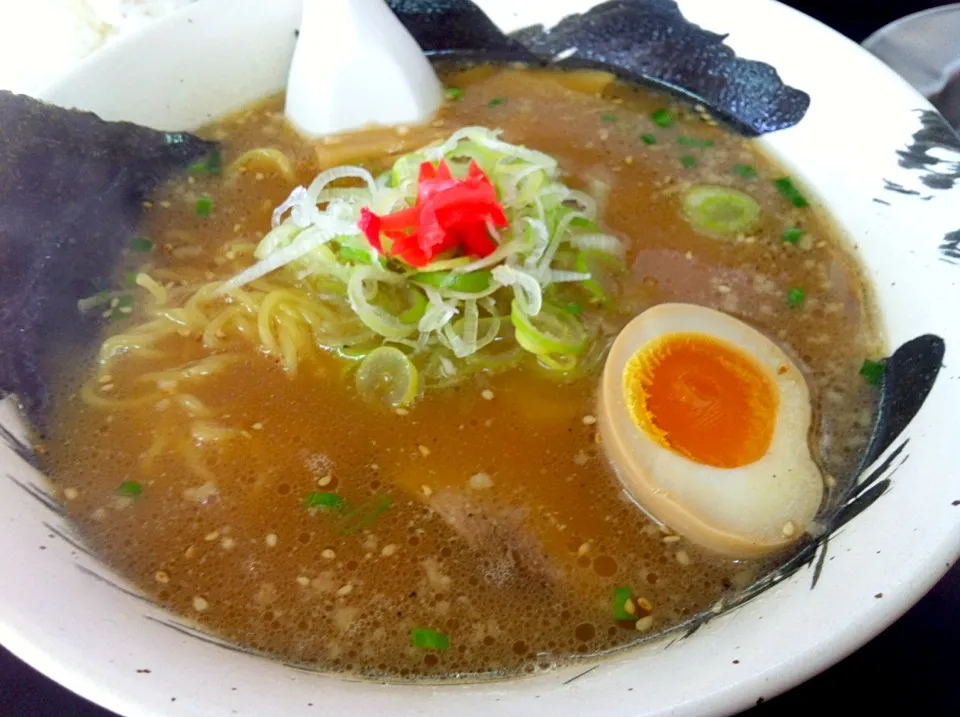 Snapdishの料理写真:豚骨醤油ラーメン|Nobuyuki  Nishimuraさん