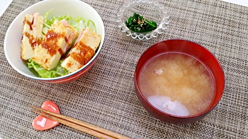 今日の昼食 高野豆腐のハムチーズカツ丼、じゃがいもとベーコンの味噌汁、ほうれん草のおひたし|pinknari🐰🌈さん