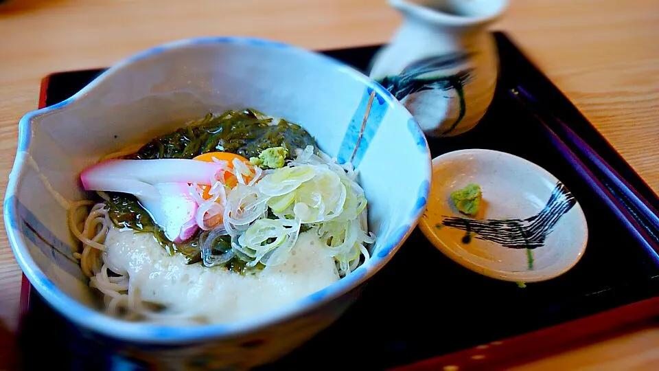 冷やしとろろめかぶ蕎麦|鶏皮ハツさん