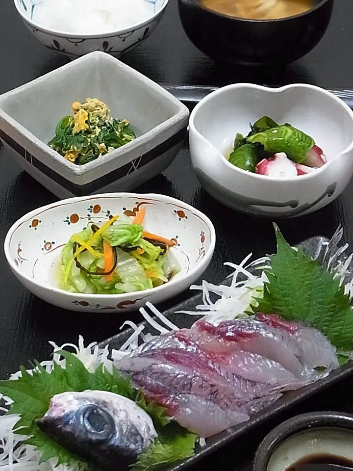 飛び魚お造り、蛸 わかめ 胡瓜 酢の物、菊菜玉子とじ、白菜浅漬け、根菜味噌汁 飛び魚出汁、ご飯  今日は今から出掛けるので早めの晩御飯です。 宮崎県産の飛び魚に出会ったのでお造りに。ヒレが硬いですが、さばきやすい魚です。|akazawa3さん