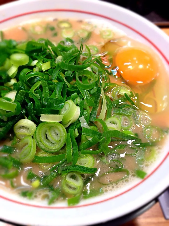 Snapdishの料理写真:長浜ラーメン   バカねぎ生卵トッピング|Takaki Sasakiさん