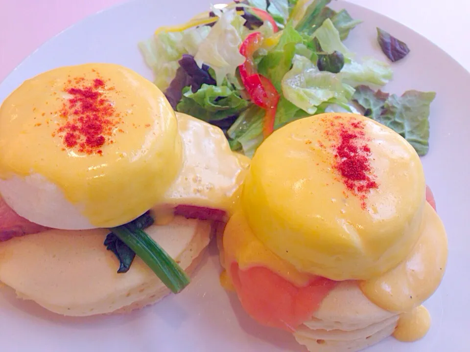 カフェでエッグベネディクトパンケーキ|mii❇︎さん