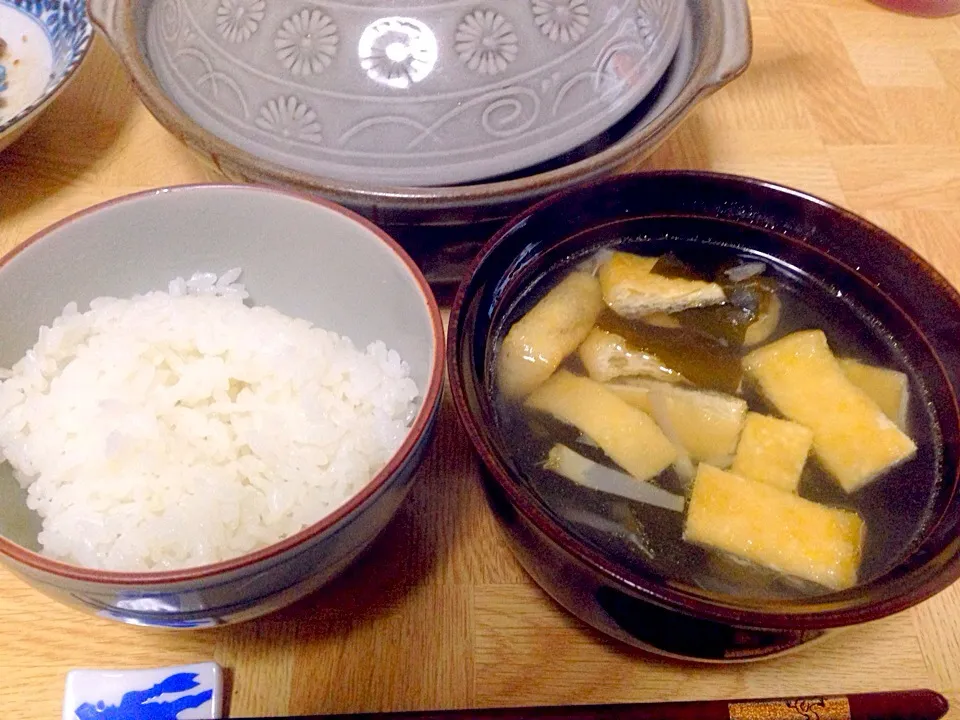 土鍋のご飯・白菜の芯と油揚げとワカメのさっぱりすまし汁|Tarou  Masayukiさん