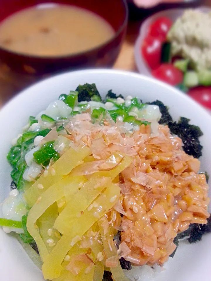 Snapdishの料理写真:いかオクラたく納豆丼|まいこさん