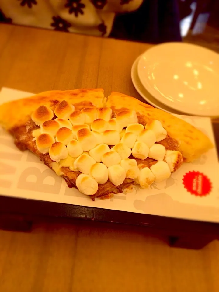 Snapdishの料理写真:chocolate chunk pizza|Yuko  Sugaさん